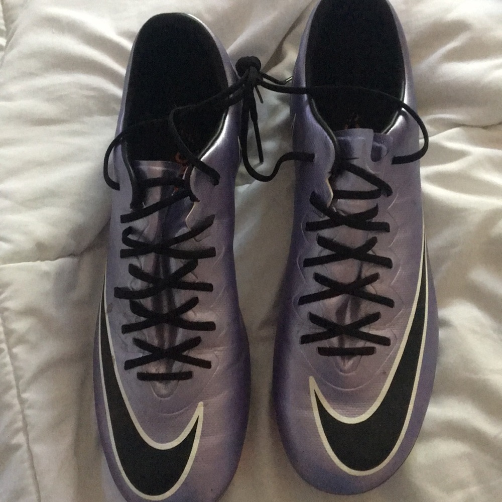 Soccer shoes